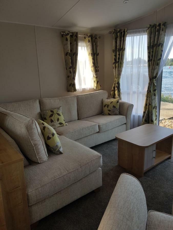 Dees Hot Tub Breaks At Lakes Jet 4 Holiday home *