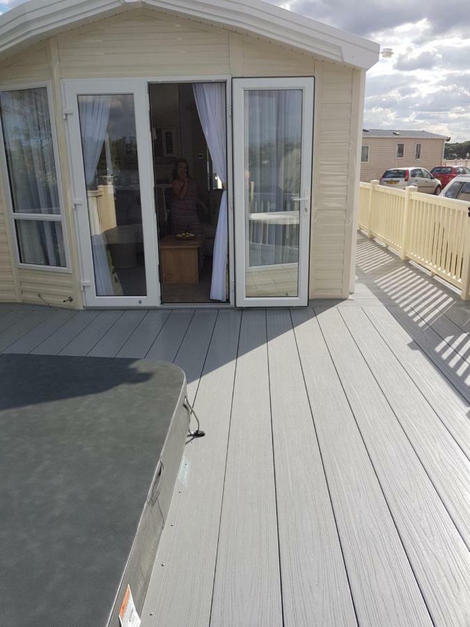 Dees Hot Tub Breaks At Lakes Jet 4 Holiday home *