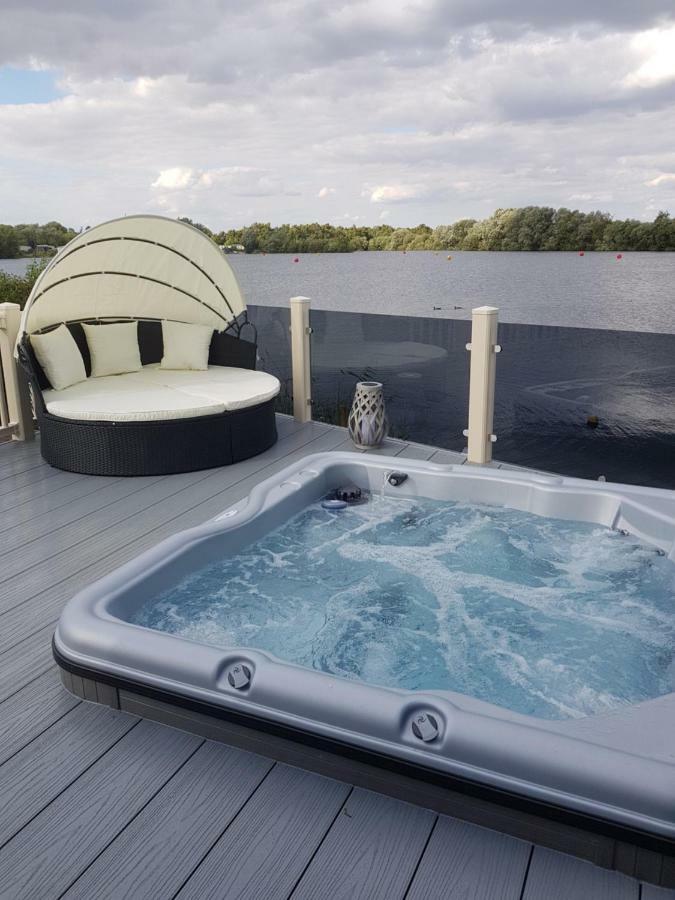 Dees Hot Tub Breaks At Lakes Jet 4 Holiday home