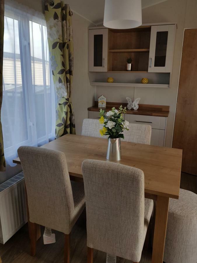Dees Hot Tub Breaks At Lakes Jet 4 Holiday home Tattershall